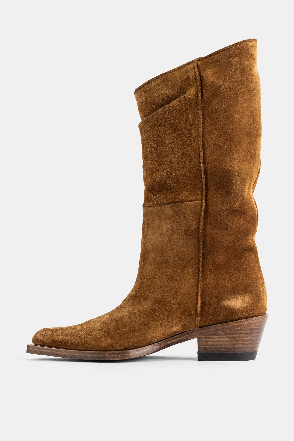 Khaite botte Clive profil latéral droit daim tabac couture verticale et talon empilé bois FW26
