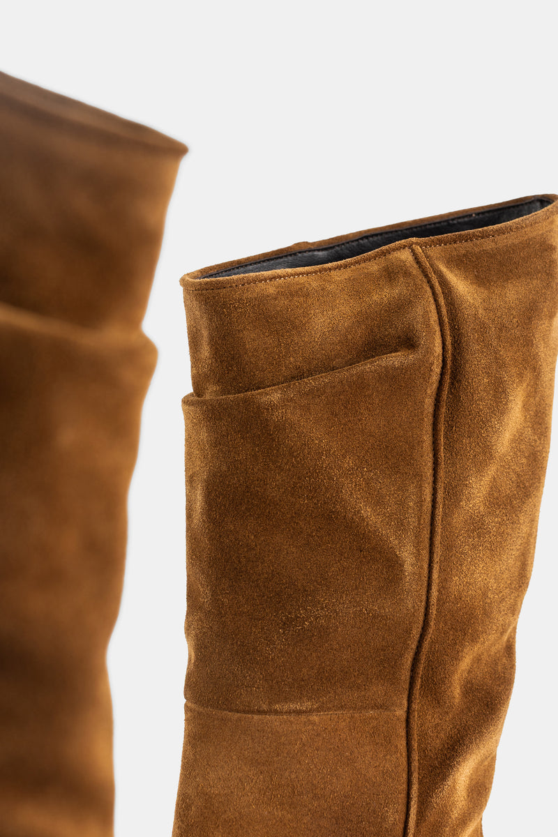 Khaite bottes Clive gousset latéral daim camel détail poche décorative col ouvert doublure sombre FW26