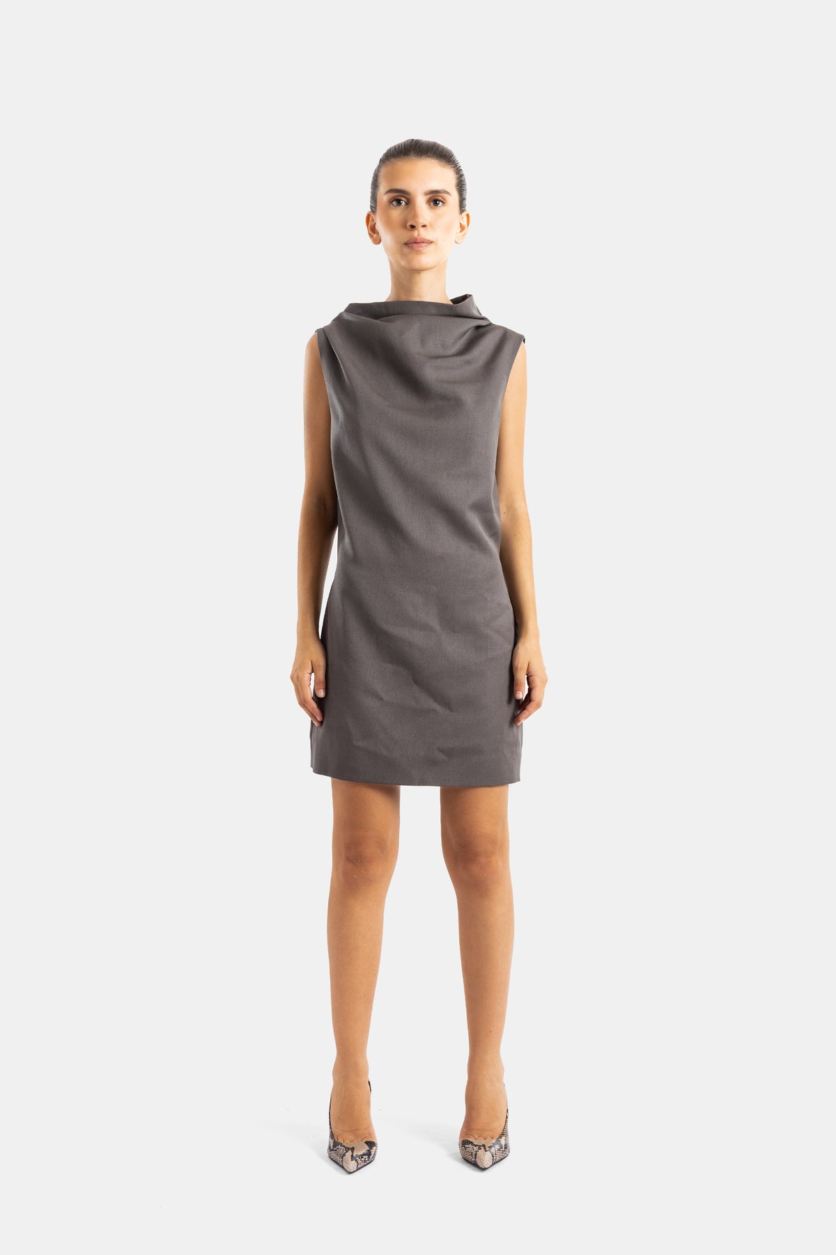 Khaite robe Astor courte sans manches col drapé coupe droite structurée en gris taupe