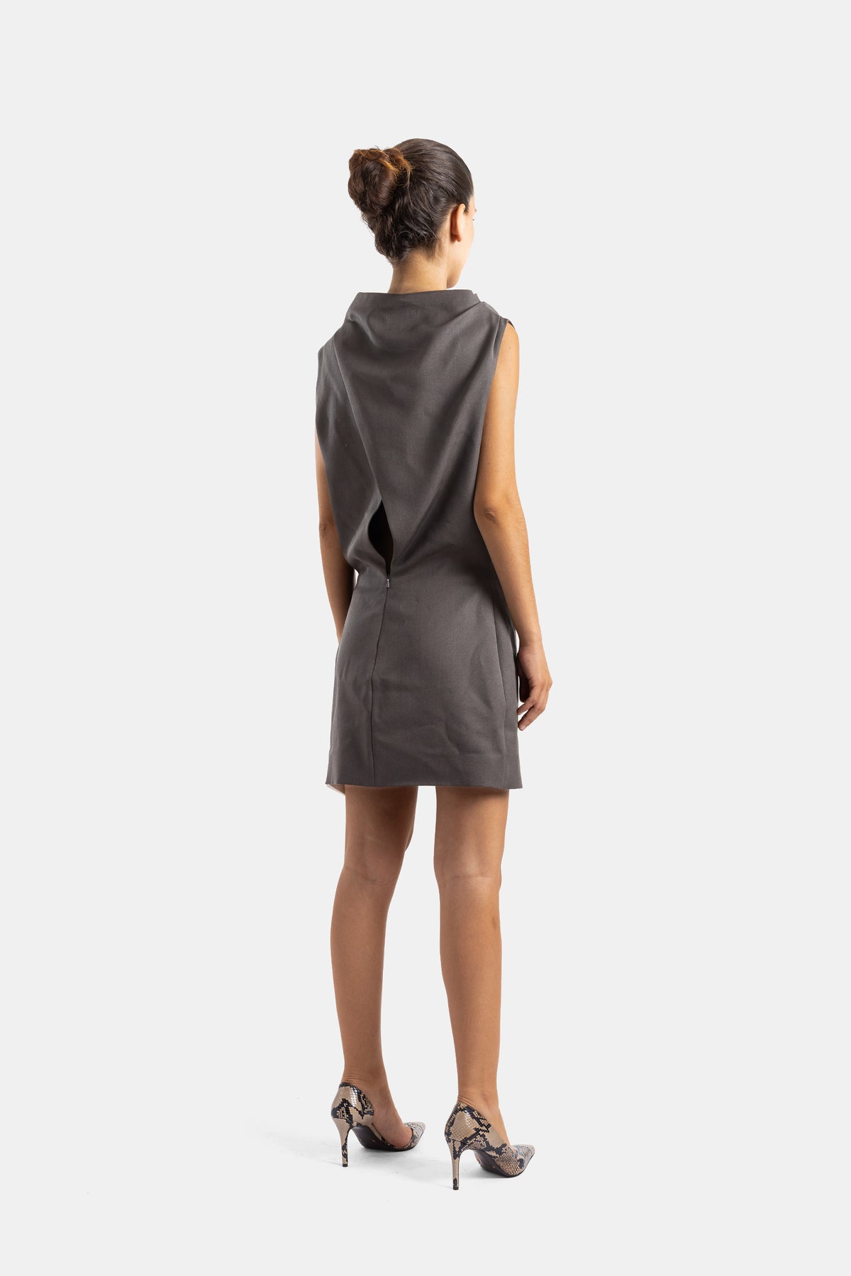 Khaite robe Astor dos nu avec découpe latérale, fermeture zip, tissu gris taupe, escarpins python