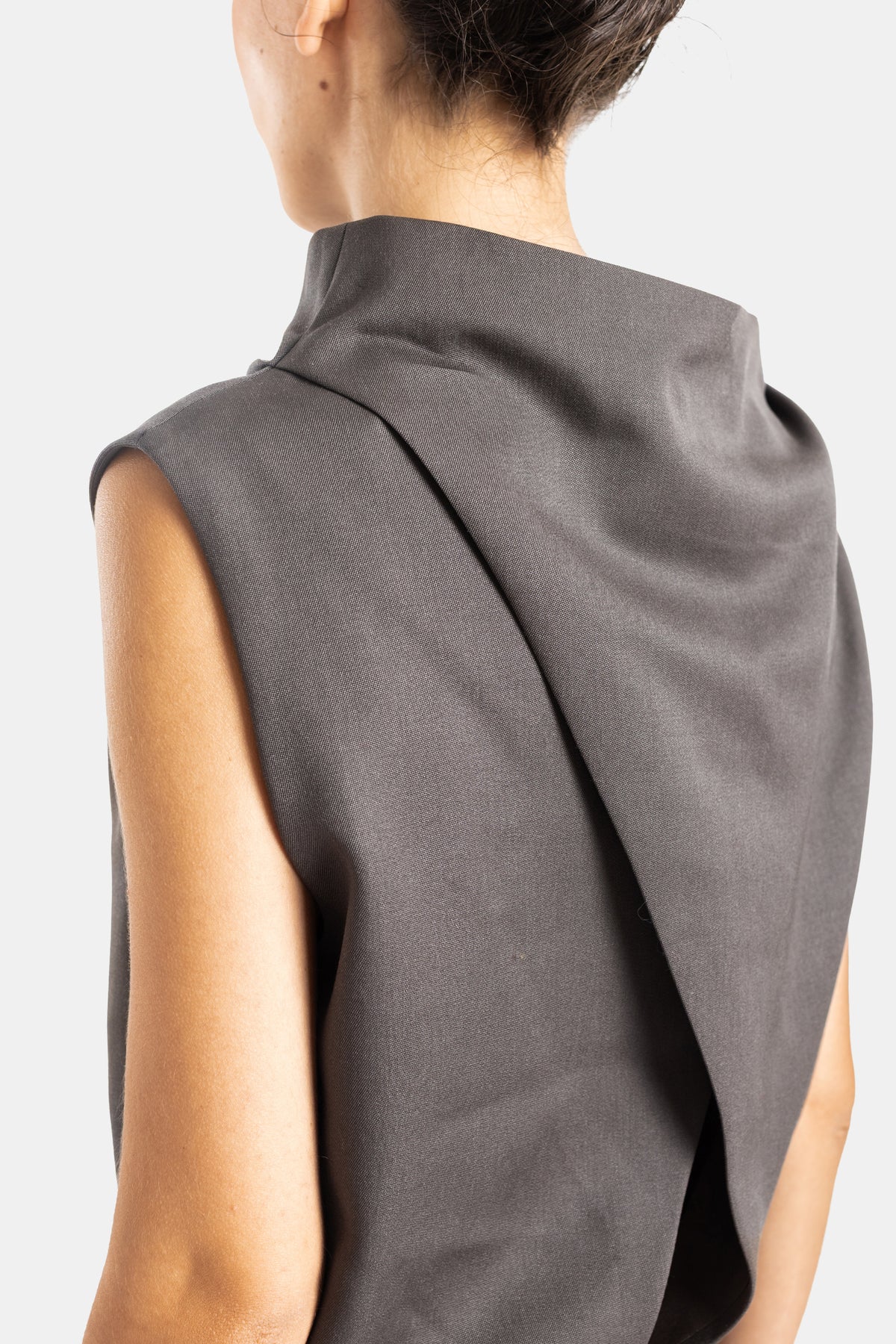Khaite robe Astor gris taupe, détail dos croisé drapé au col, finition structurée sans manches