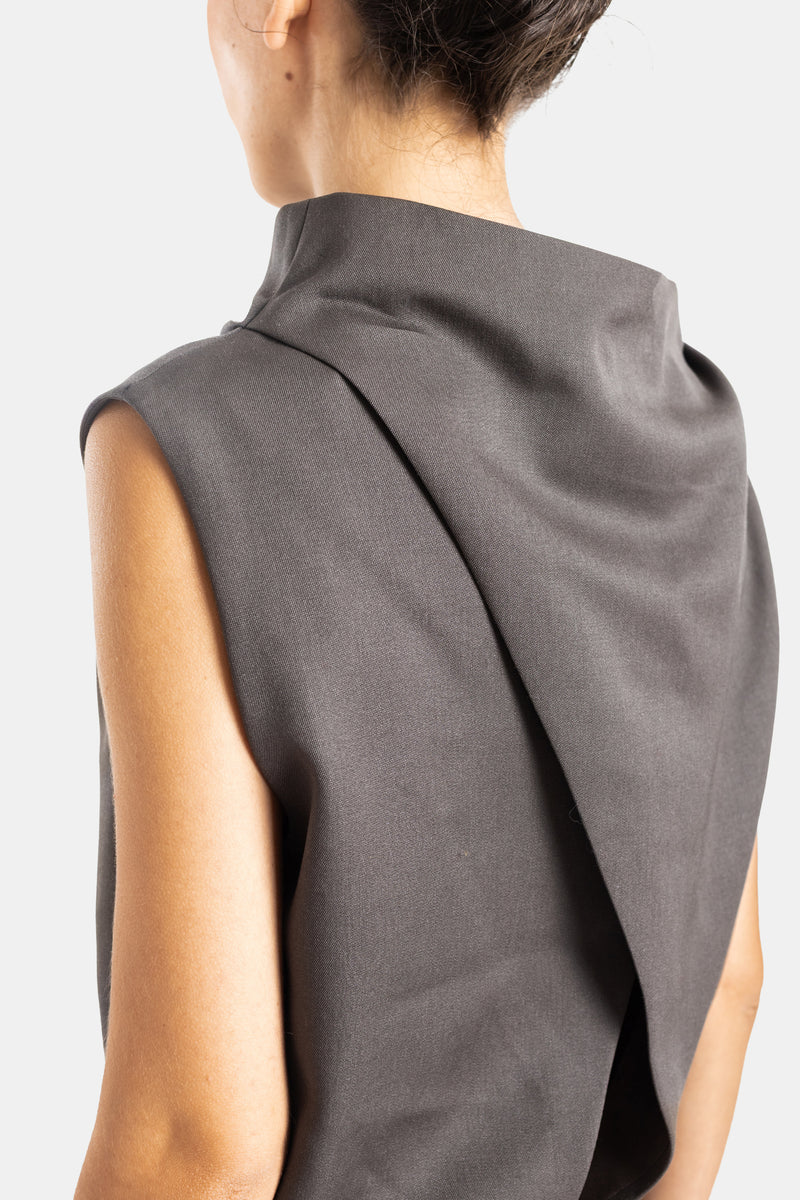 Khaite robe Astor gris taupe, détail dos croisé drapé au col, finition structurée sans manches