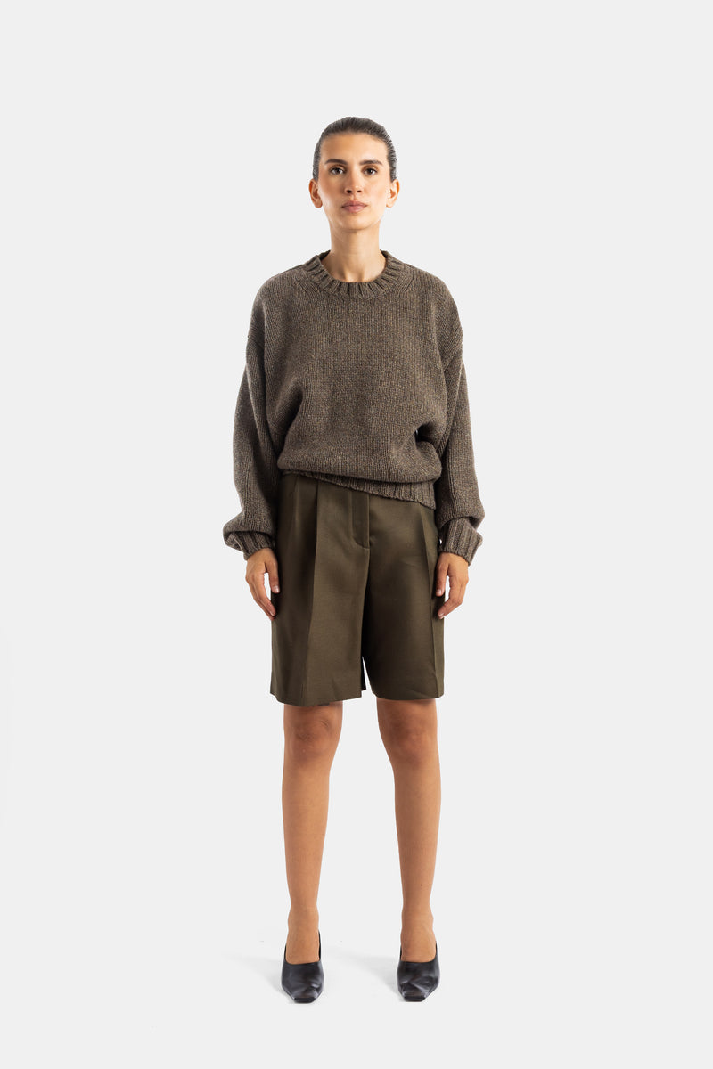 Khaite pull Gemma cachemire chiné femme oversize porté avec bermuda kaki, look automne-hiver vue face