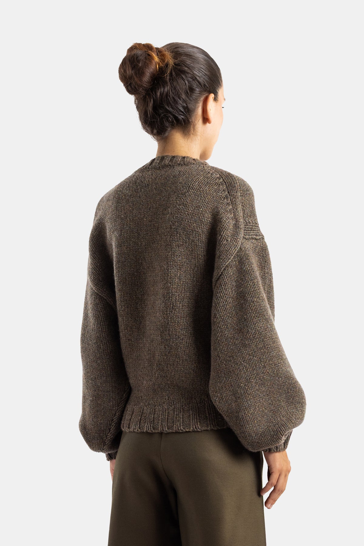 Khaite pull Gemma dos vue arrière cachemire chiné kaki coutures raglan épaules et bun de cheveux élégant