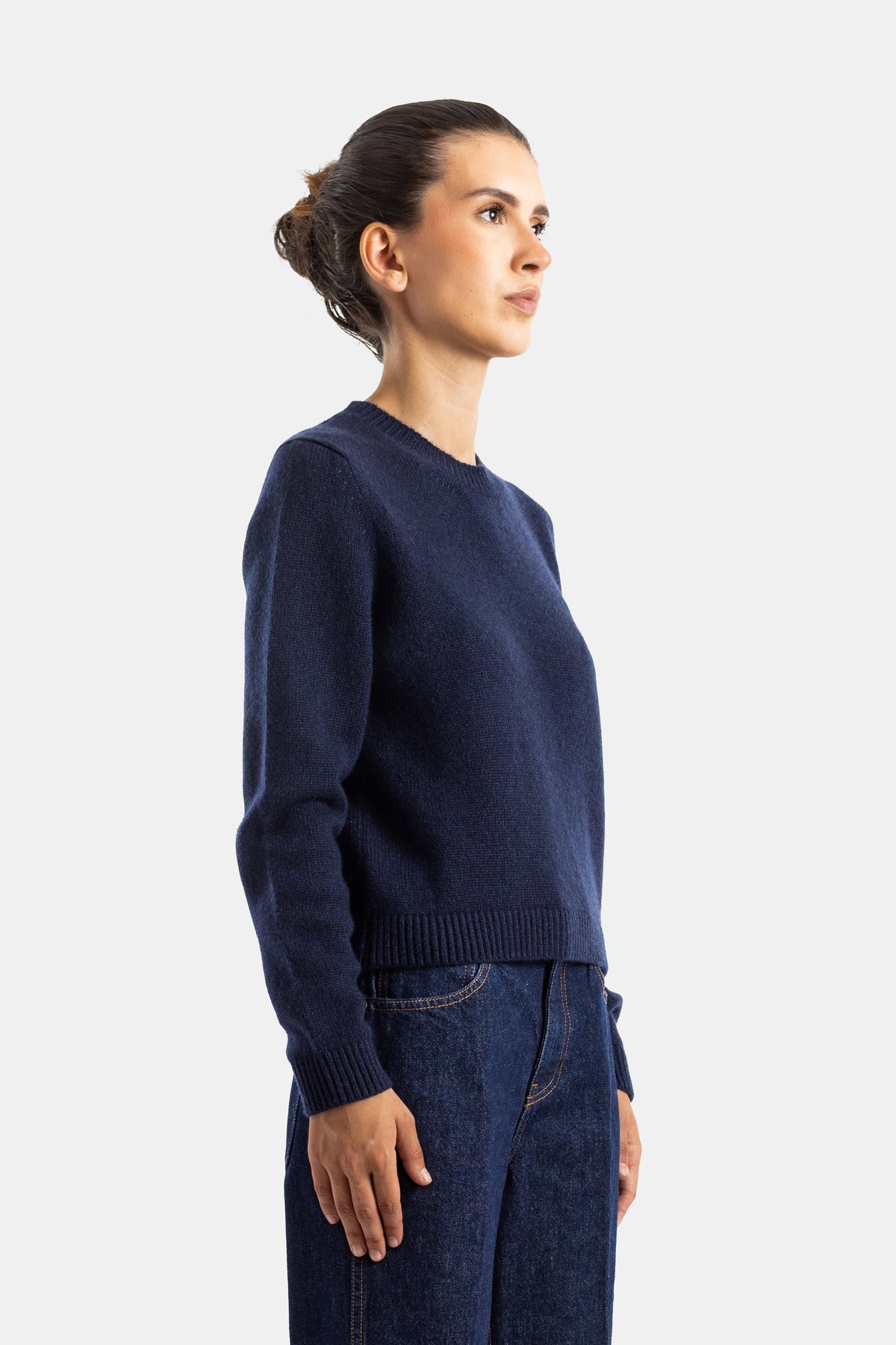 Khaite pull cachemire marine vue profil femme, côtes aux poignets et bas, associé à un jean indigo