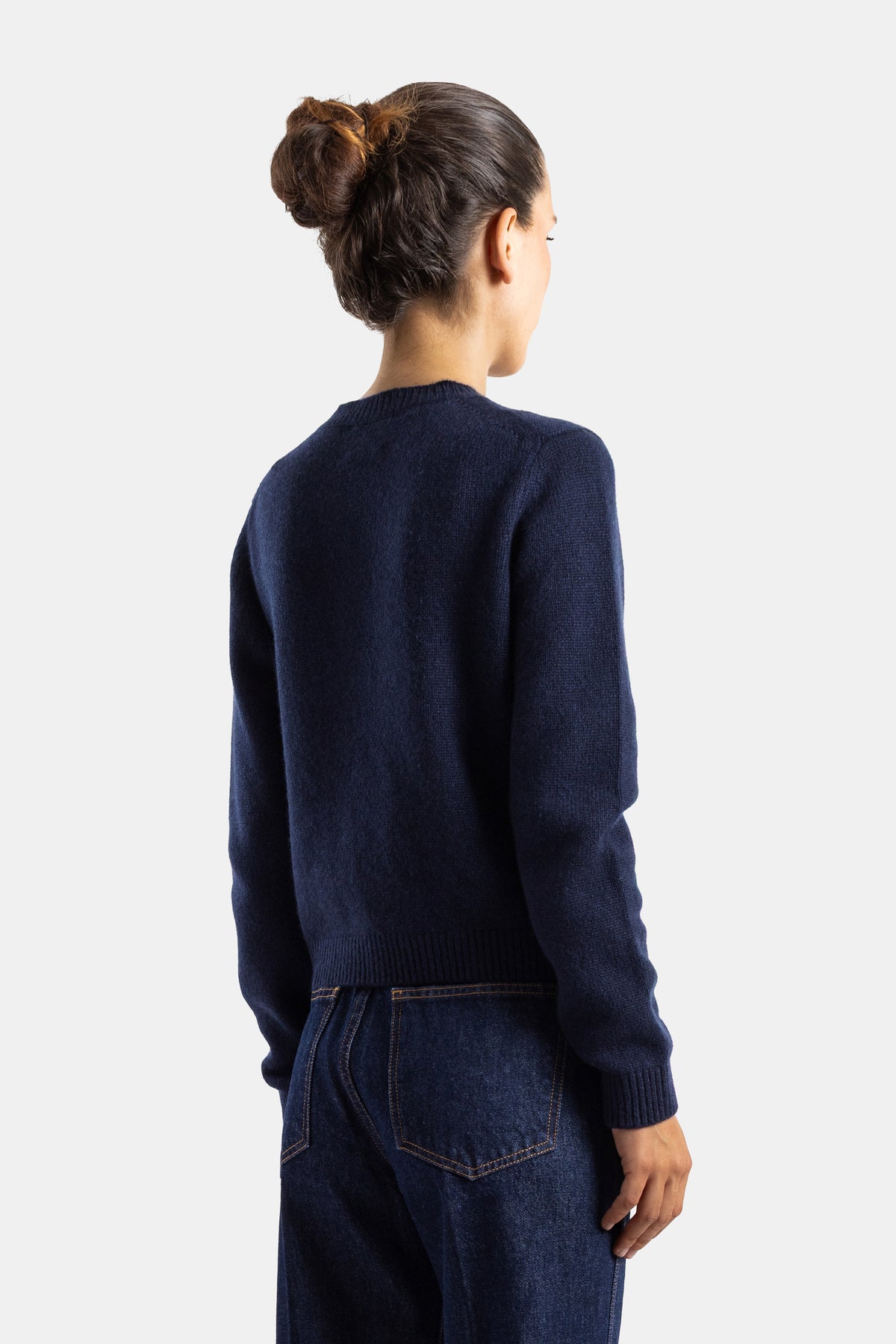 Khaite Leta dos vue arrière, pull cachemire bleu marine chignon, finition côtelée bas de veste