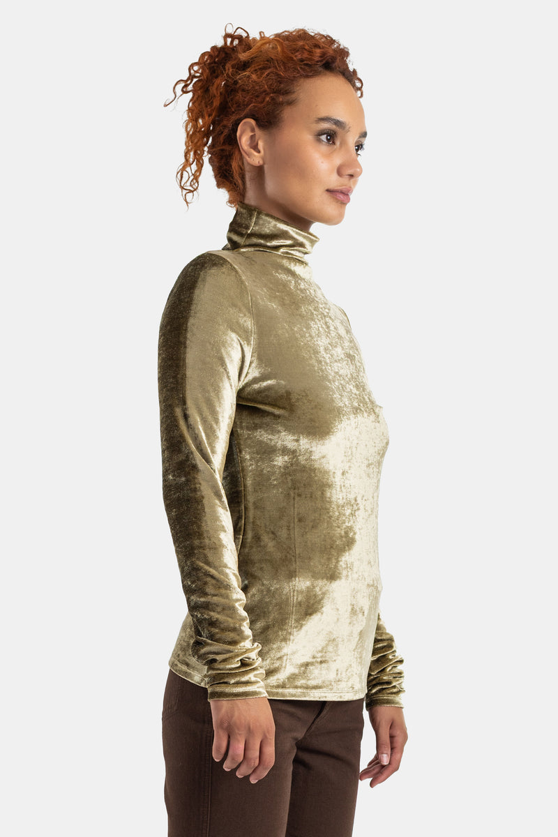 Lemaire Damen-Top aus gecrashtem Samt mit Rollkragen, Seitenansicht und schmale Passform in Olivgold.