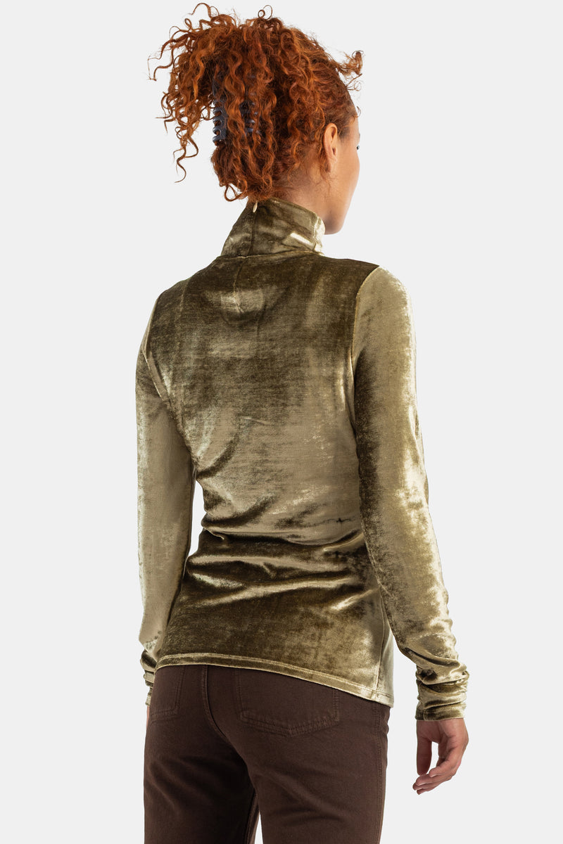 Rückenfreies Lemaire Samttop in Khaki mit Stehkragen, glänzende Textur, getragen mit einer braunen Jeans