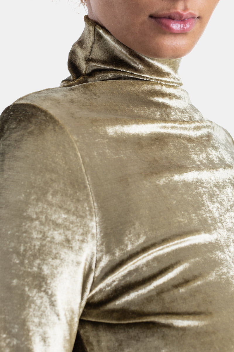 Lemaire Samttop in Khaki mit Stehkragen, goldene Reflexe auf glänzendem Stoff, detaillierte Nahaufnahme.