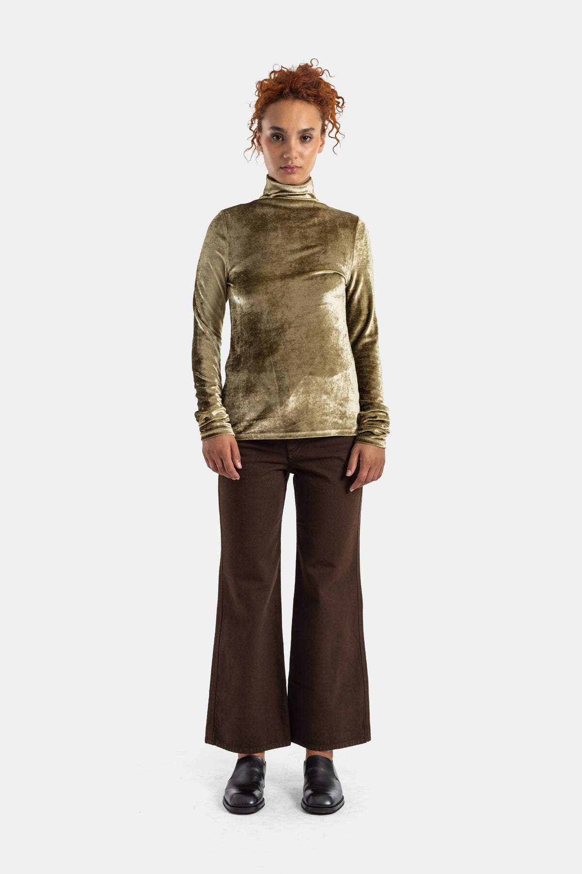 Lemaire Samttop in Khaki mit Stehkragen, Frontansicht, strukturierte feminine Silhouette mit brauner Hose