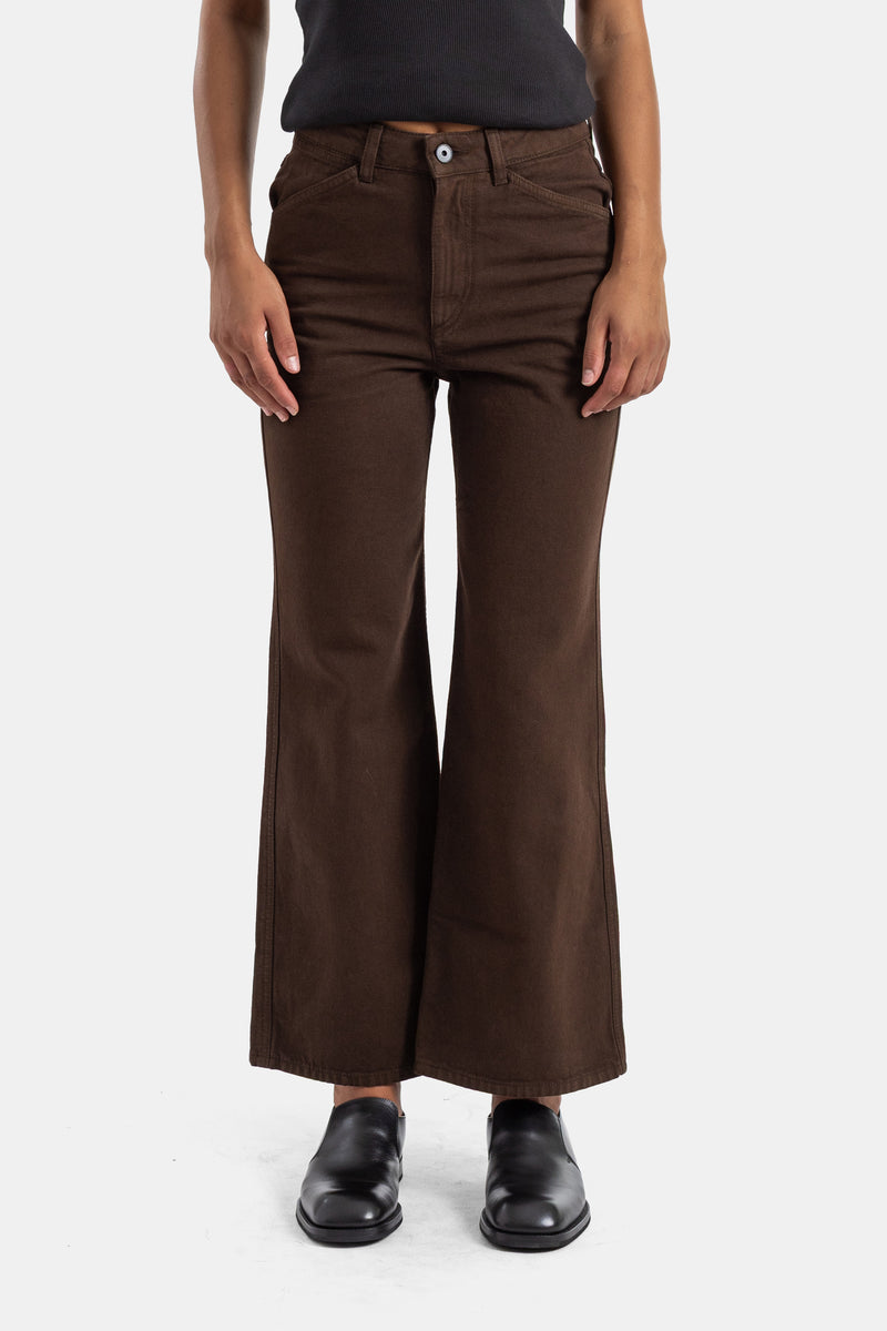 Pantalón Lemaire de mujer con 5 bolsillos acampanado en denim marrón, de tiro medio y corte wide leg.