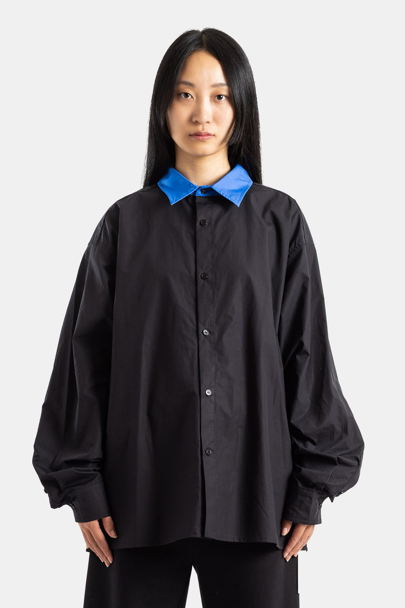 Chemise oversize noire à col contrasté bleu