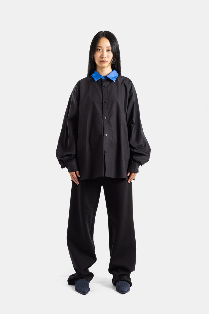 Chemise oversize noire à col contrasté bleu