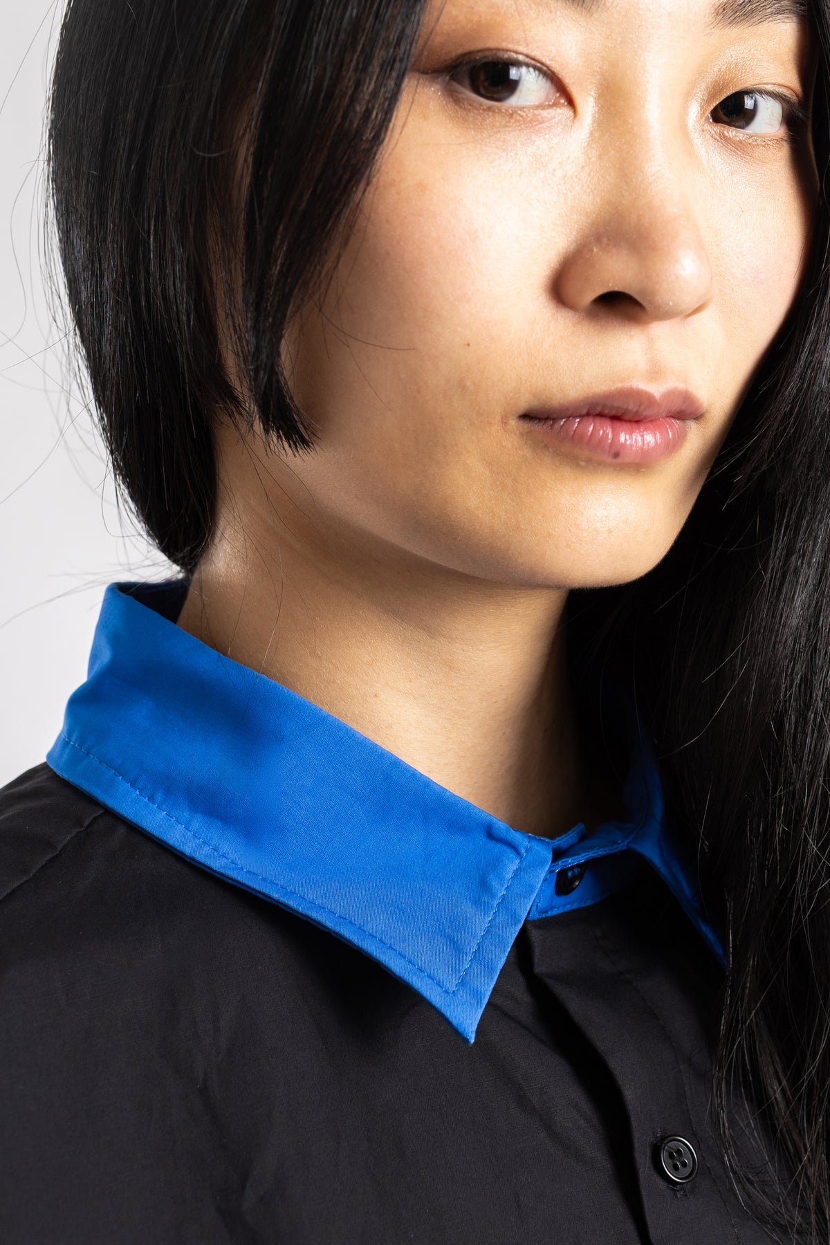 Chemise oversize noire à col contrasté bleu