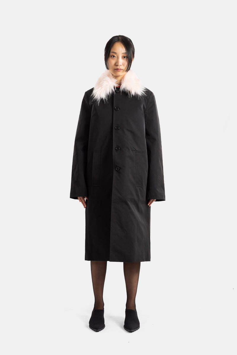 Manteau droit noir à col fourrure rose