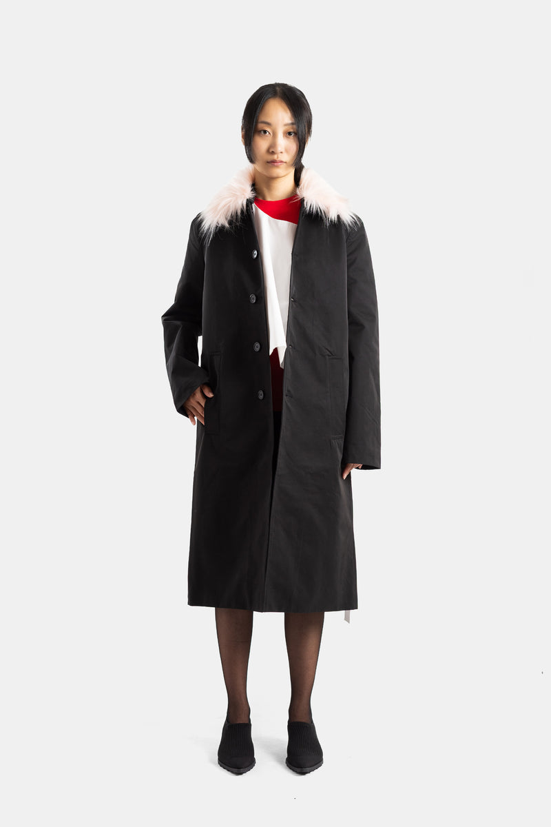 Manteau droit noir à col fourrure rose
