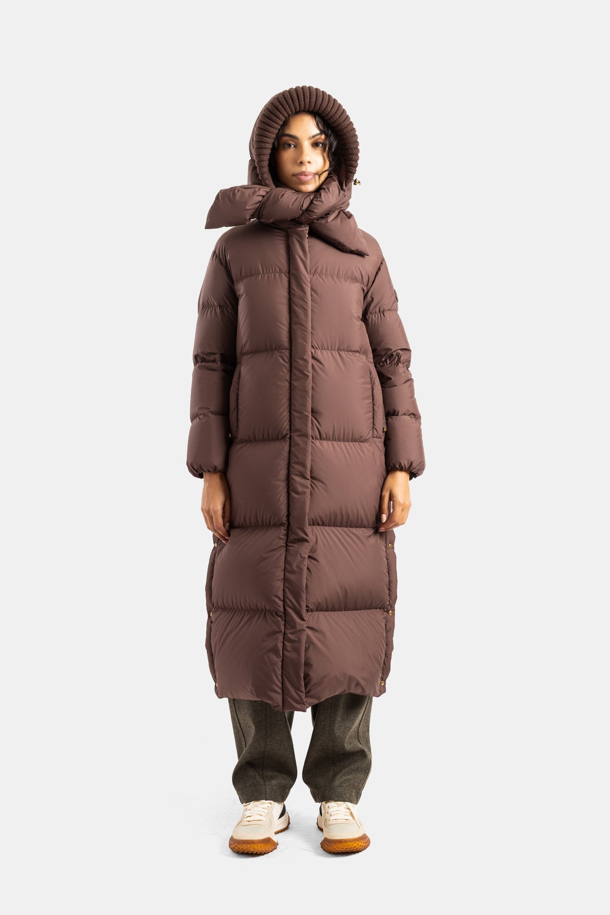 Plumífero largo Moncler Ornement para mujer de frente, marrón con capucha de canalé anudada y cremallera