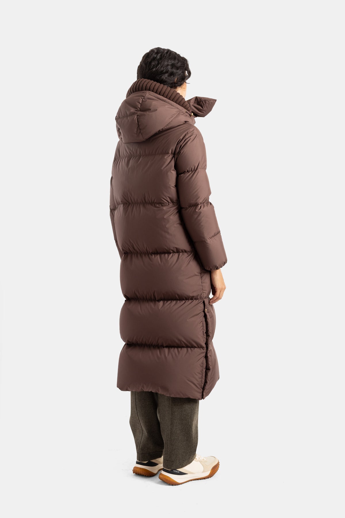 Abrigo de plumón Moncler Ornement de mujer de tres cuartos por detrás con acolchado horizontal marrón chocolate