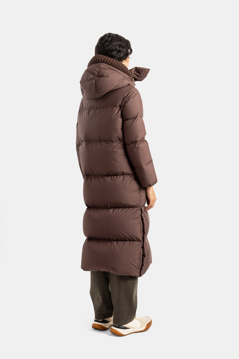 Abrigo de plumón Moncler Ornement de mujer de tres cuartos por detrás con acolchado horizontal marrón chocolate