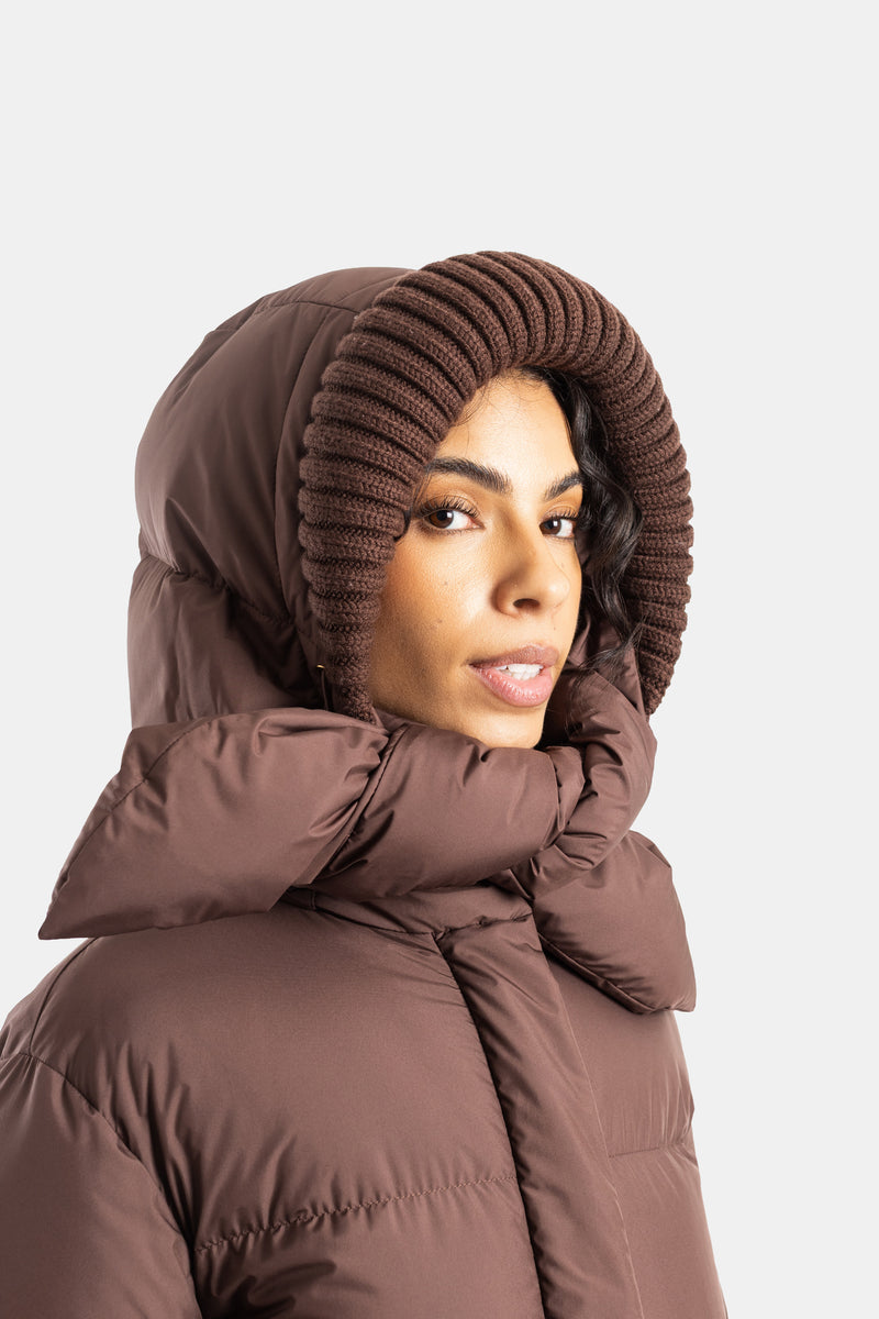 Primer plano de plumífero Moncler Ornement de mujer con capucha de canalé marrón chocolate y cuello alto