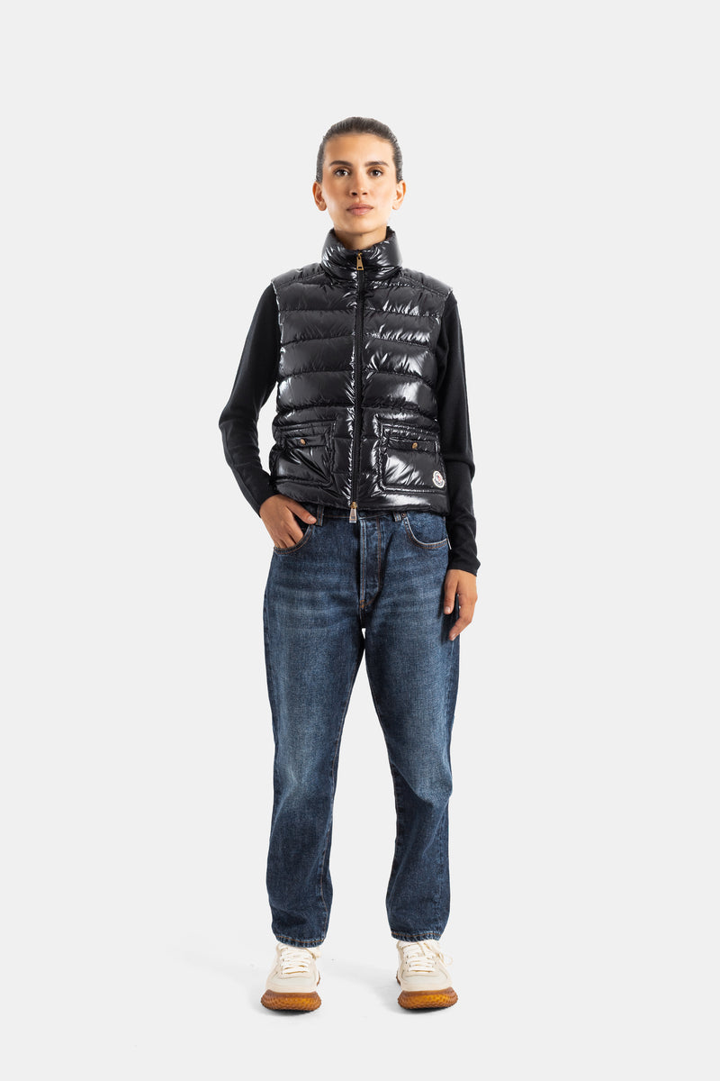 Moncler Frelon ärmellose Weste für Damen im lässigen Look mit verwaschener Jeans und weißen Sneakers