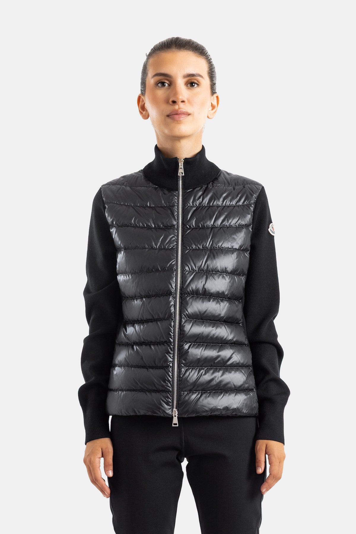 Chaqueta cárdigan híbrida Moncler para mujer con cuello alto, frontal acolchado brillante y mangas de punto negro.