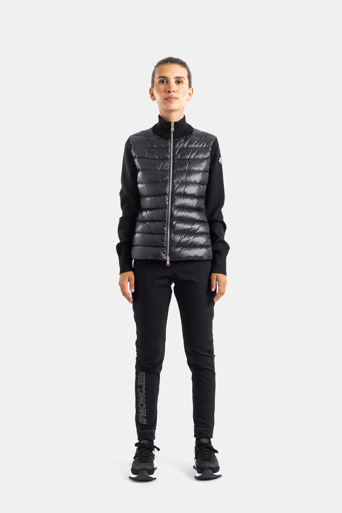 Look deportivo y elegante de Moncler para mujer en negro con pantalón de chándal con logo y chaqueta acolchada.