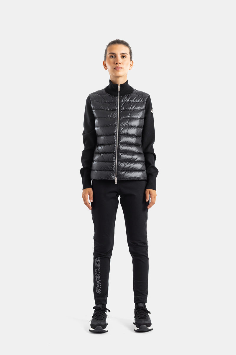 Moncler Damen-Outfit im sportlich-schicken All-Black-Look mit Logo-Jogginghose und glänzender Steppjacke.