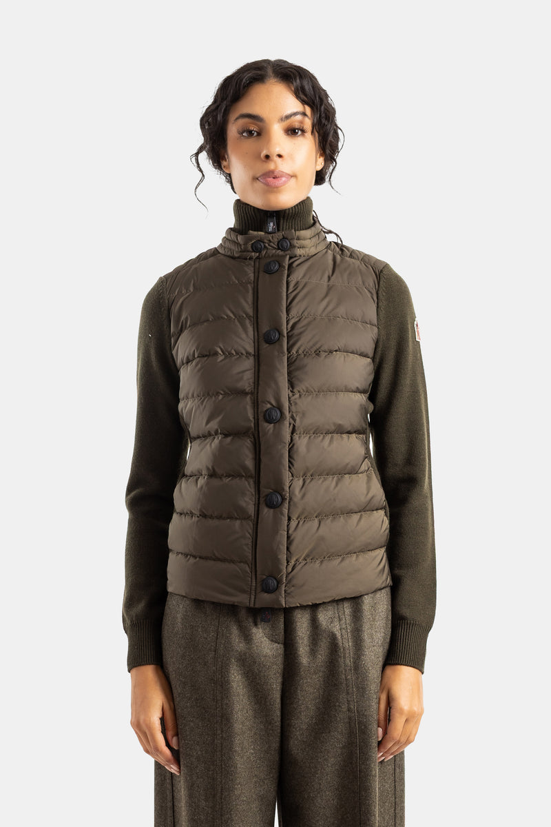 Cardigan bimaterico Moncler Grenoble donna in lana kaki, collo alto, piumino trapuntato e taglio aderente.