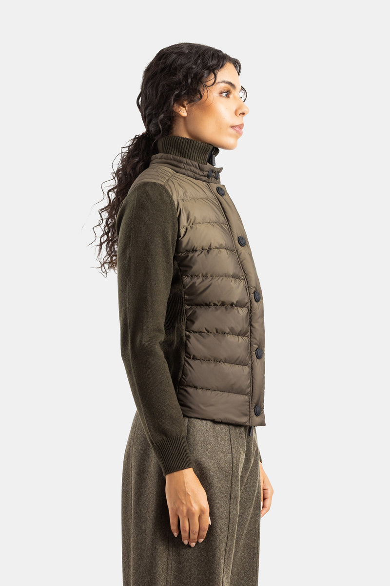 Cárdigan Moncler Grenoble de perfil para mujer con plumífero acolchado abotonado y mangas de punto de lana caqui.