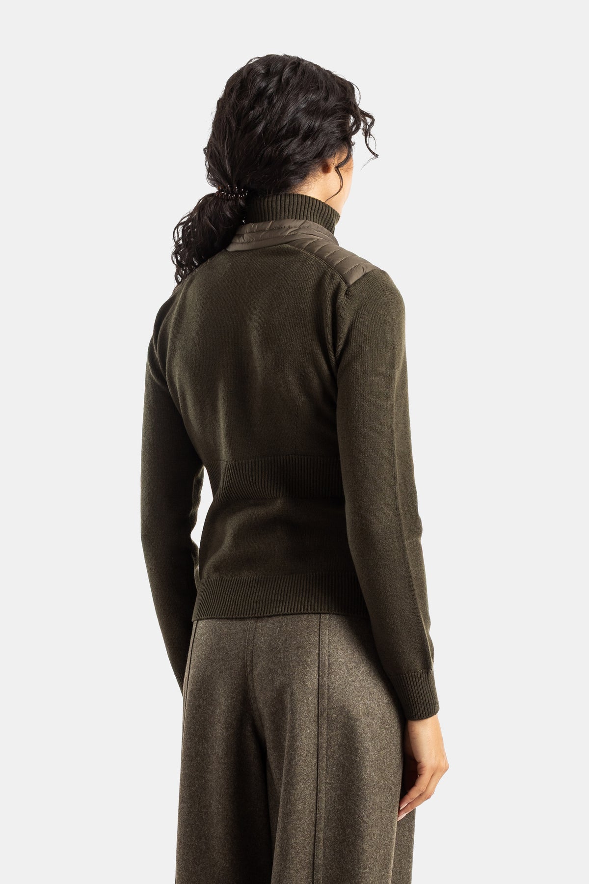 Vista trasera del cárdigan de lana caqui Moncler Grenoble para mujer con hombros acolchados y cuello alto de punto.
