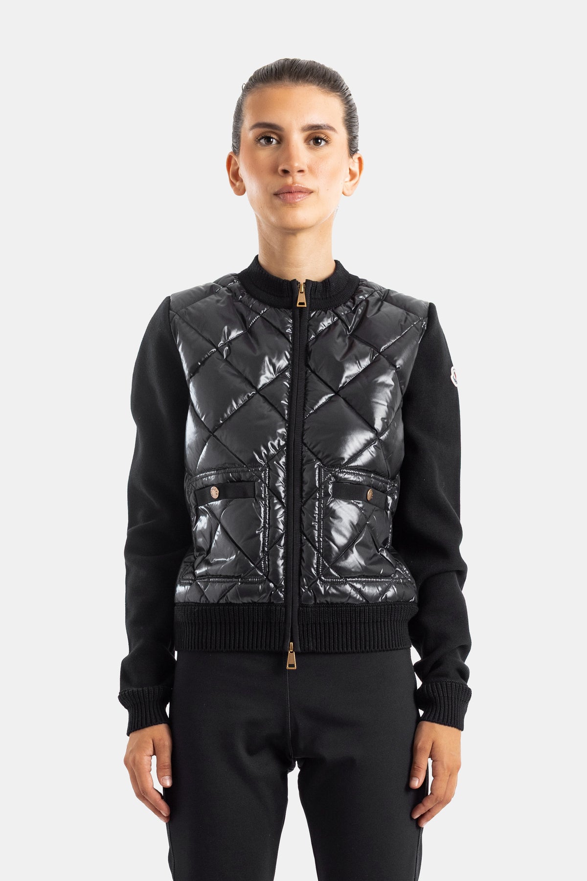 Chaqueta híbrida Moncler para mujer con cuello alto, acolchado de rombos de nailon brillante y mangas de punto negro