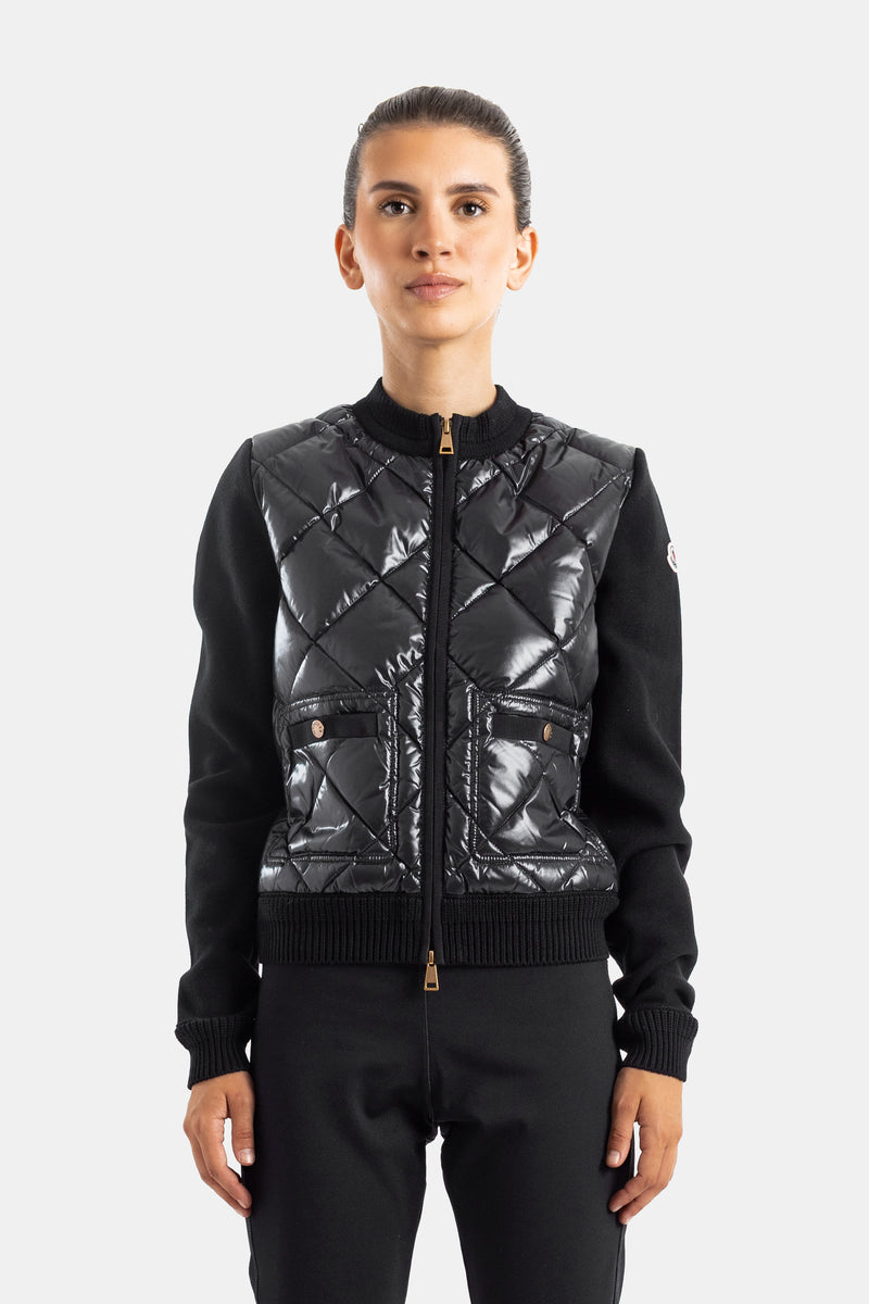Moncler Damen-Hybridjacke mit Stehkragen, Rautensteppung aus glänzendem Nylon und schwarzen Strickärmeln.