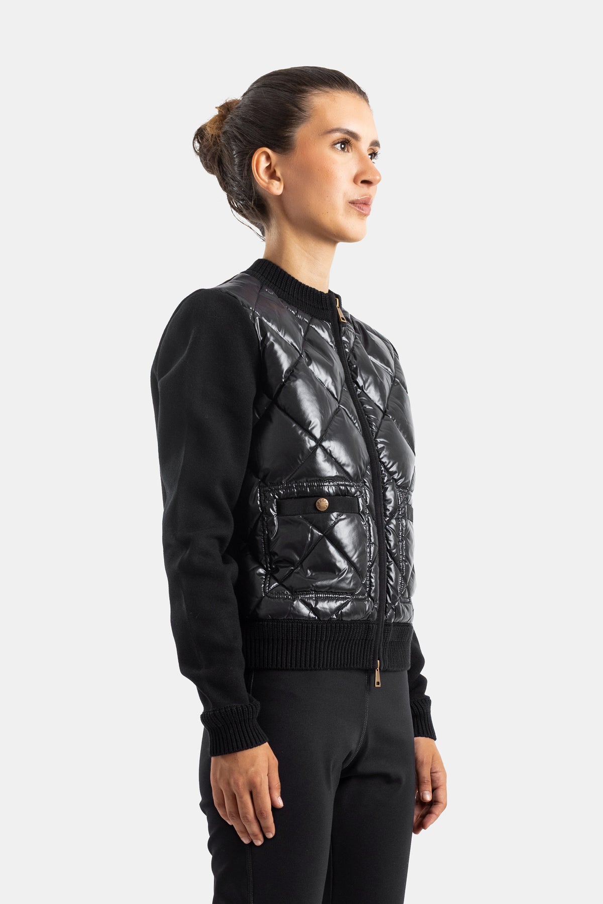 Plumífero Moncler mujer perfil bolsillo de parche botón dorado cremallera oro bajo de canalé acolchado brillante negro