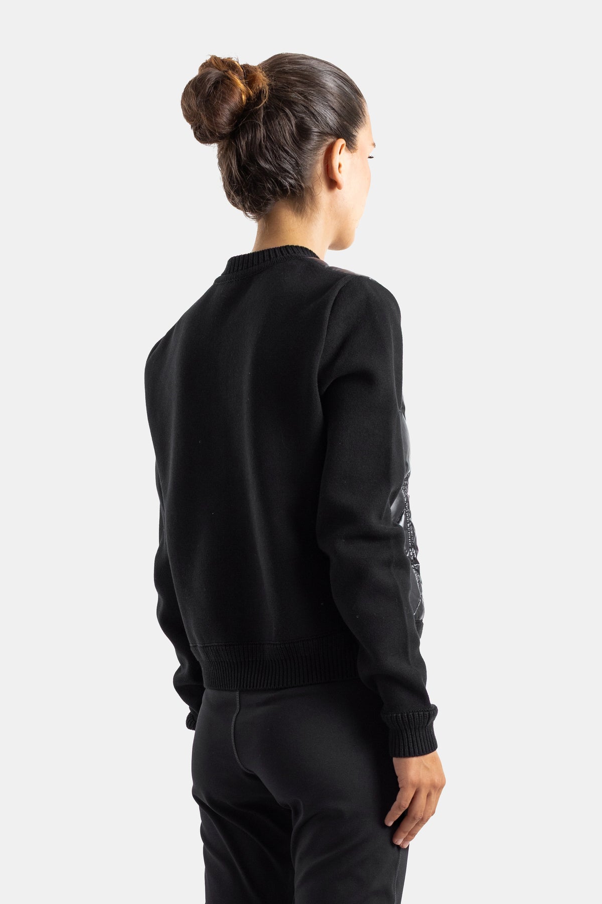 Chaqueta de punto negro Moncler vista trasera de corte entallado con banda gráfica en la manga para mujer
