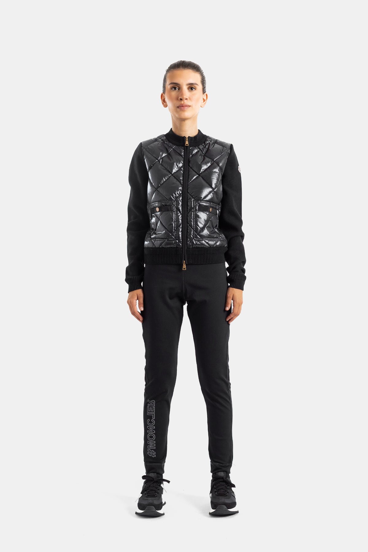 Look deportivo de lujo Moncler mujer con pantalón jogger parche de logo y chaqueta acolchada negra vista de conjunto