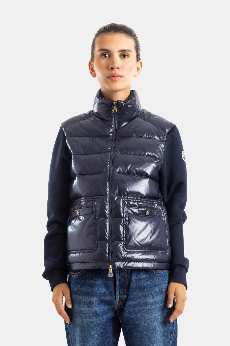 Moncler Damen-Hybrid-Cardigan in Marineblau mit glänzender Steppung, Stehkragen und weichen Jersey-Ärmeln.