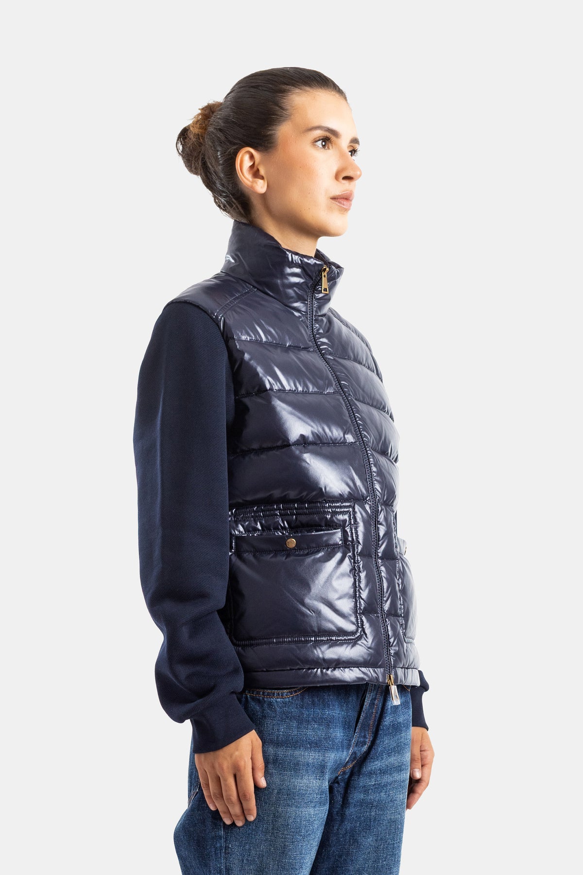 Moncler Damen-Steppweste in Marineblau mit glänzendem Finish, seitlichen Taschen und goldenem Reißverschluss.