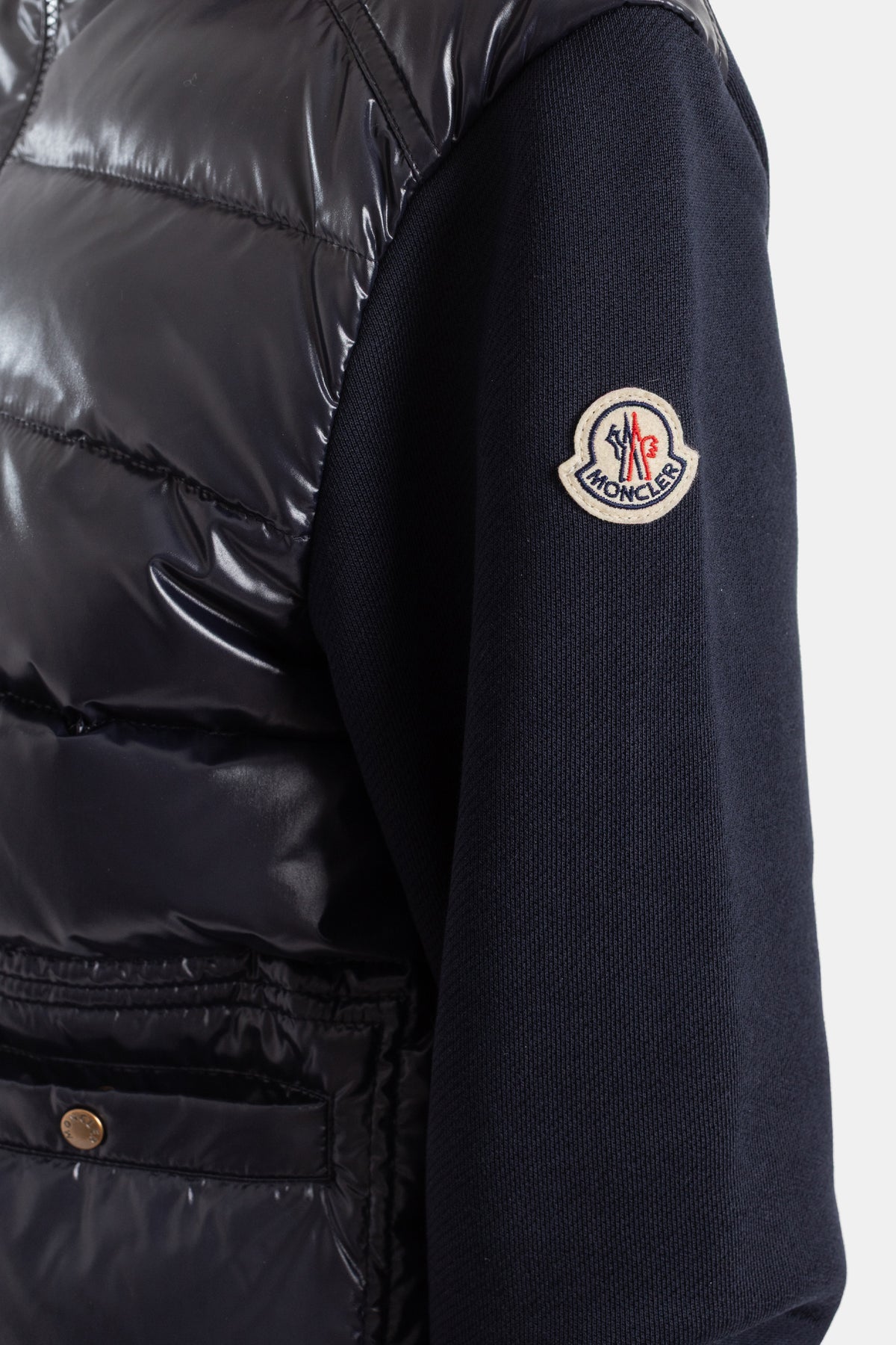 Moncler Damen-Hybrid-Cardigan in Marineblau mit gesticktem Logo-Patch auf dem weichen Ärmel aus Jersey.