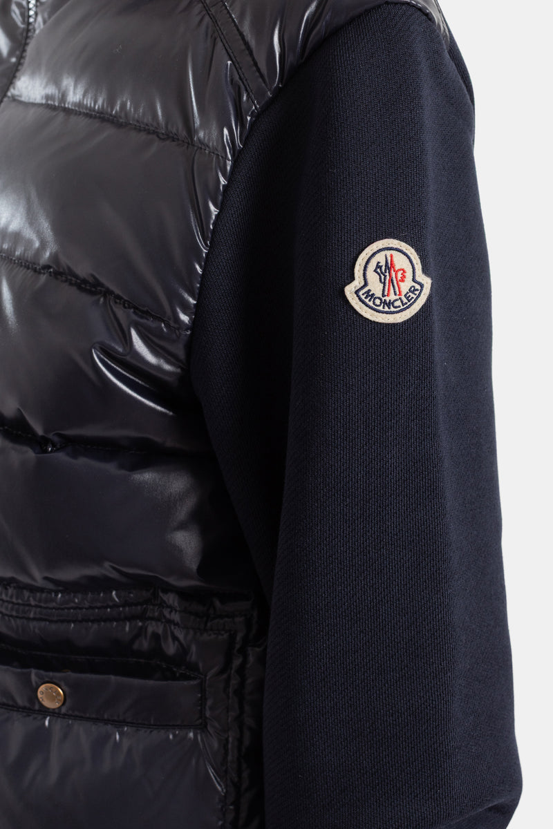 Moncler Damen-Hybrid-Cardigan in Marineblau mit gesticktem Logo-Patch auf dem weichen Ärmel aus Jersey.