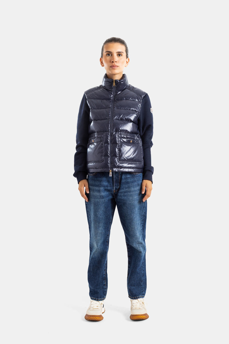 Moncler Damen-Cardigan in Marineblau mit glänzender Steppung, getragen mit gerader Jeans und weißen Sneakers.