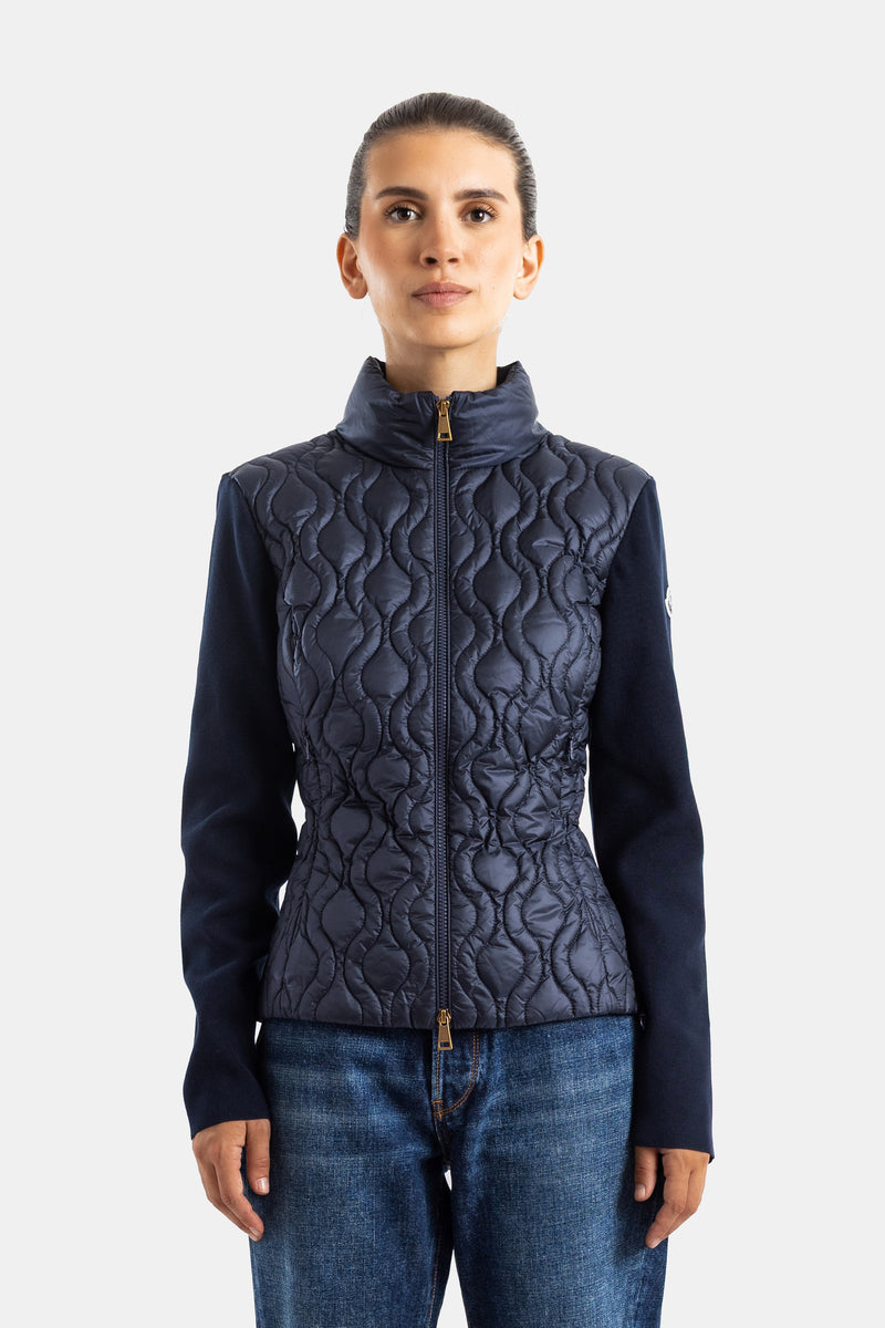 Cardigan híbrido Moncler azul-noite acolchoado com gola subida e mangas em jersey para mulher, corte ajustado.