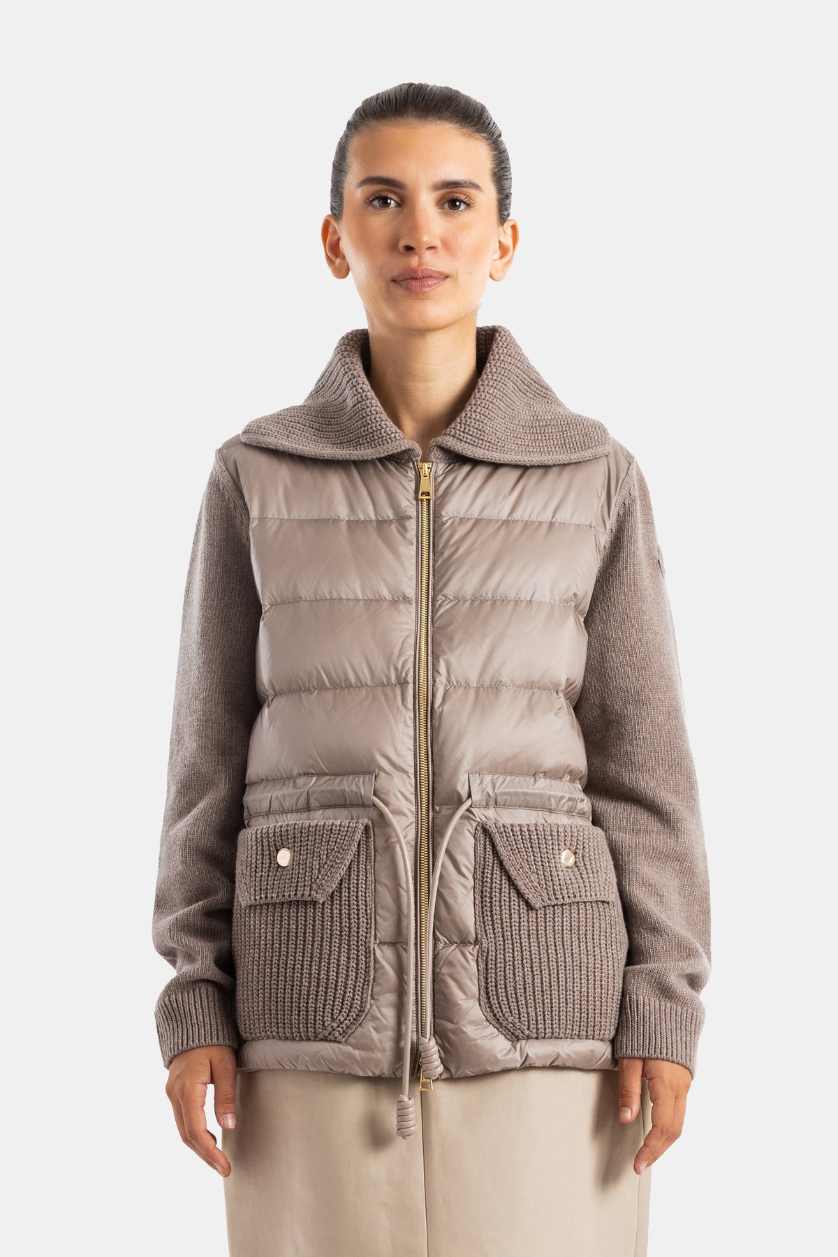 Cárdigan híbrido Moncler acolchado con cuello ancho de punto taupe, mangas tejidas y bolsillos mujer.