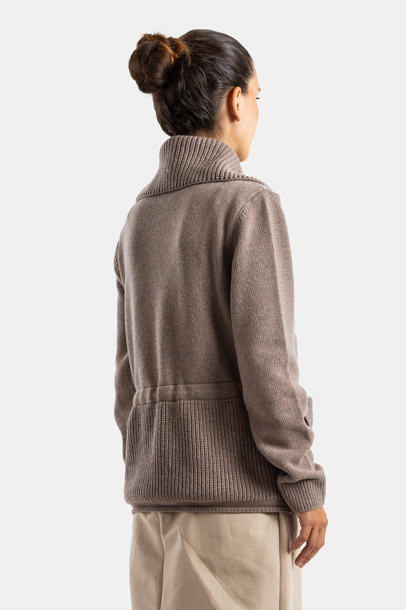 Vista trasera cárdigan Moncler mujer de punto acanalado cuello vuelto marrón taupe y paneles acolchados.
