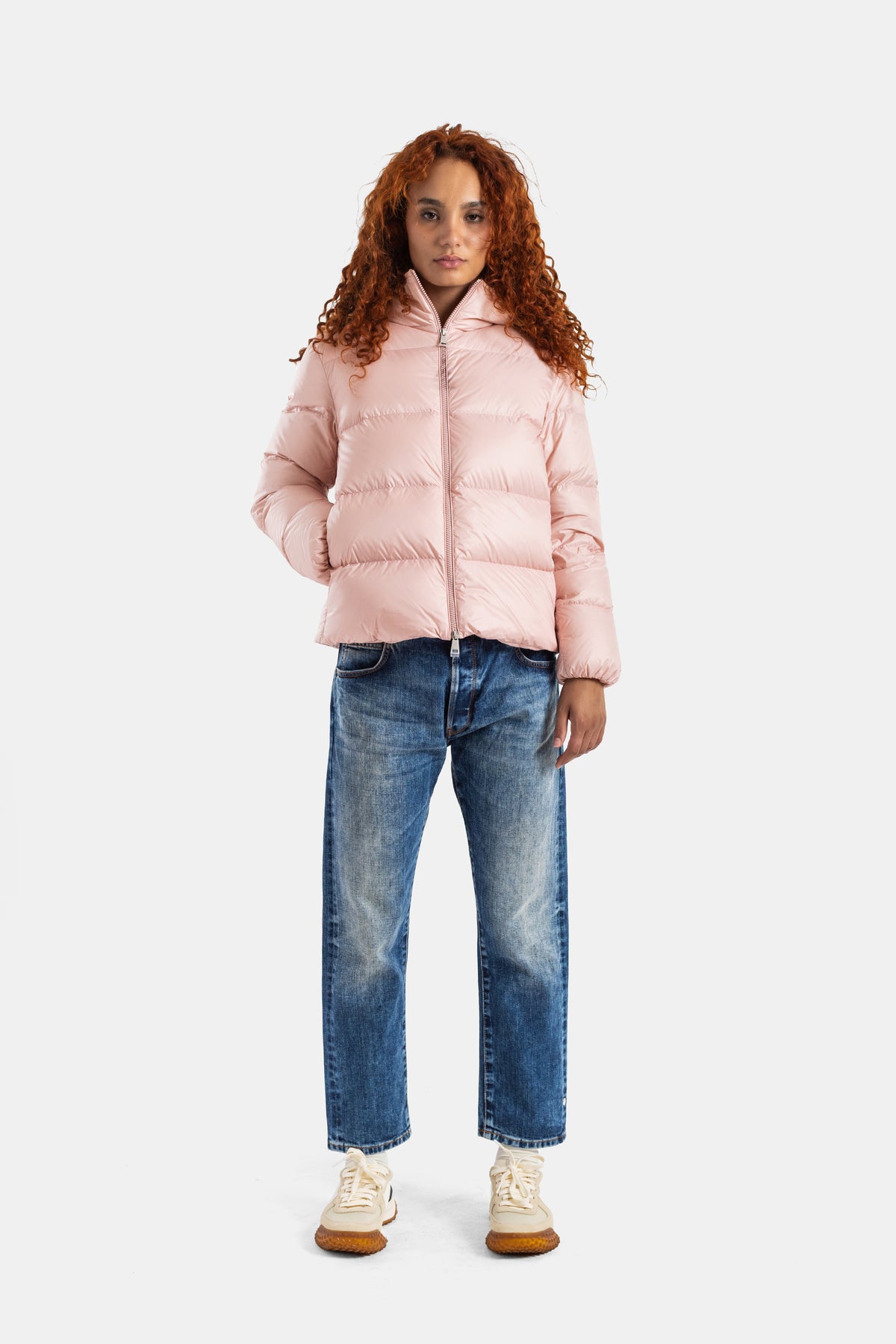 Moncler Feligule doudoune rose courte portée sur jean boyfriend bleu et sneakers blanches tenue casual femme