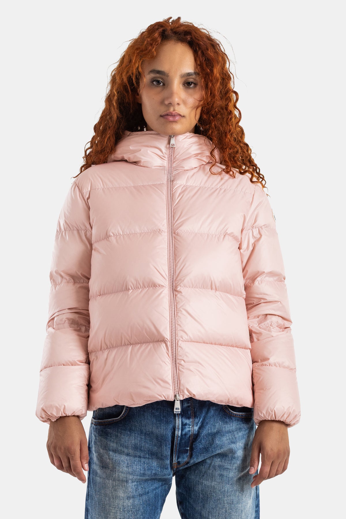 Moncler Feligule doudoune courte à capuche coupe enveloppante tissu brillant rose poudré femme