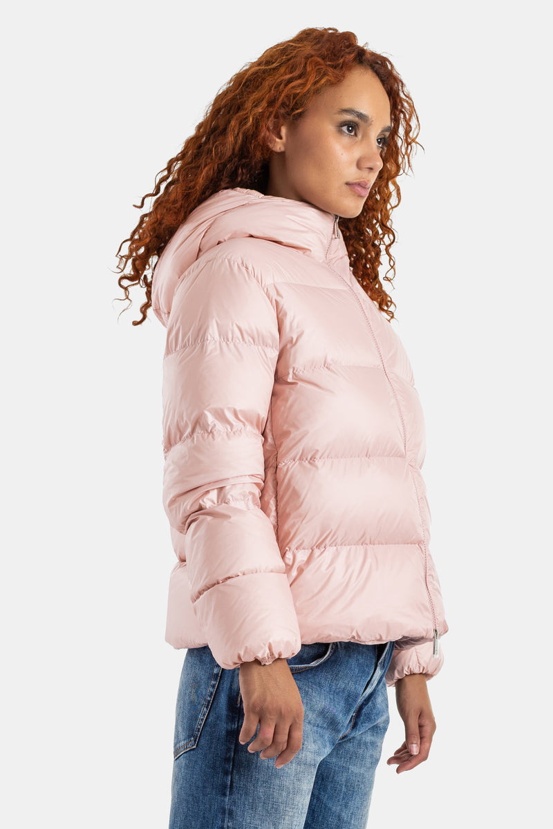 Moncler Feligule veste matelassée rose vue de profil avec capuche structurée et finitions zippées argentées