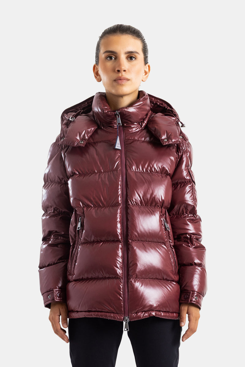 Moncler Maire Damen-Daunenjacke mit Kapuze aus glänzend lackiertem Steppnylon mit Stehkragen in Bordeaux