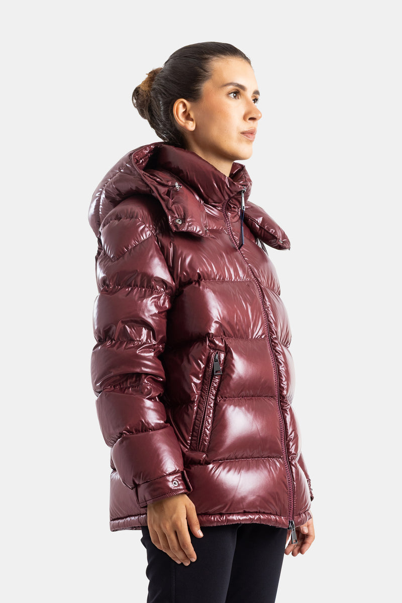 Seitenansicht der weinroten glänzenden Moncler Maire Daunenjacke mit Reißverschluss und großer Kapuze