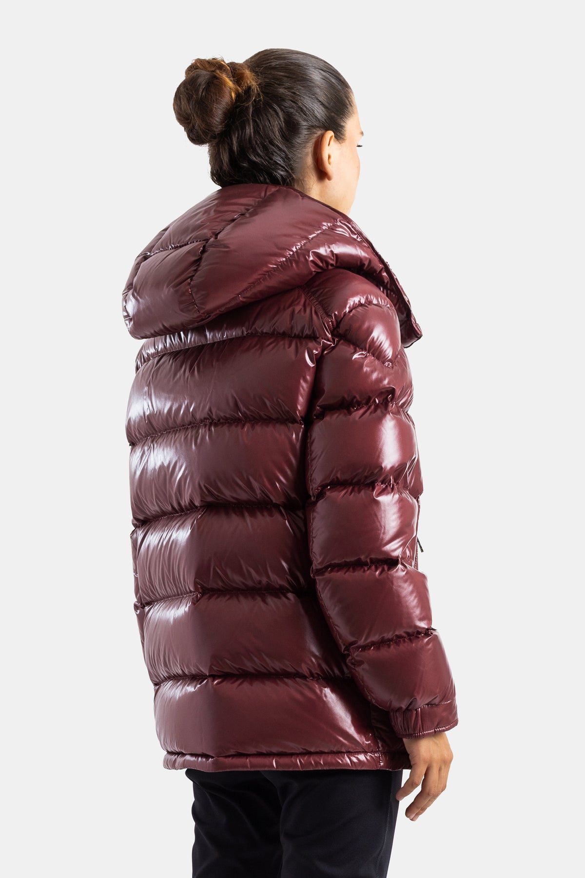 Dreiviertel-Rückenansicht der Moncler Maire Daunenjacke in Bordeaux aus Lacknylon mit horizontaler Steppung